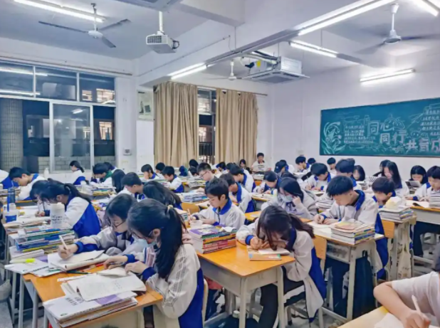 折射的正是教育开展的厚度也是对大力开展教育事业不变的初心 折射的正是教育开展的厚度也是对大力开展教育事业不变的初心